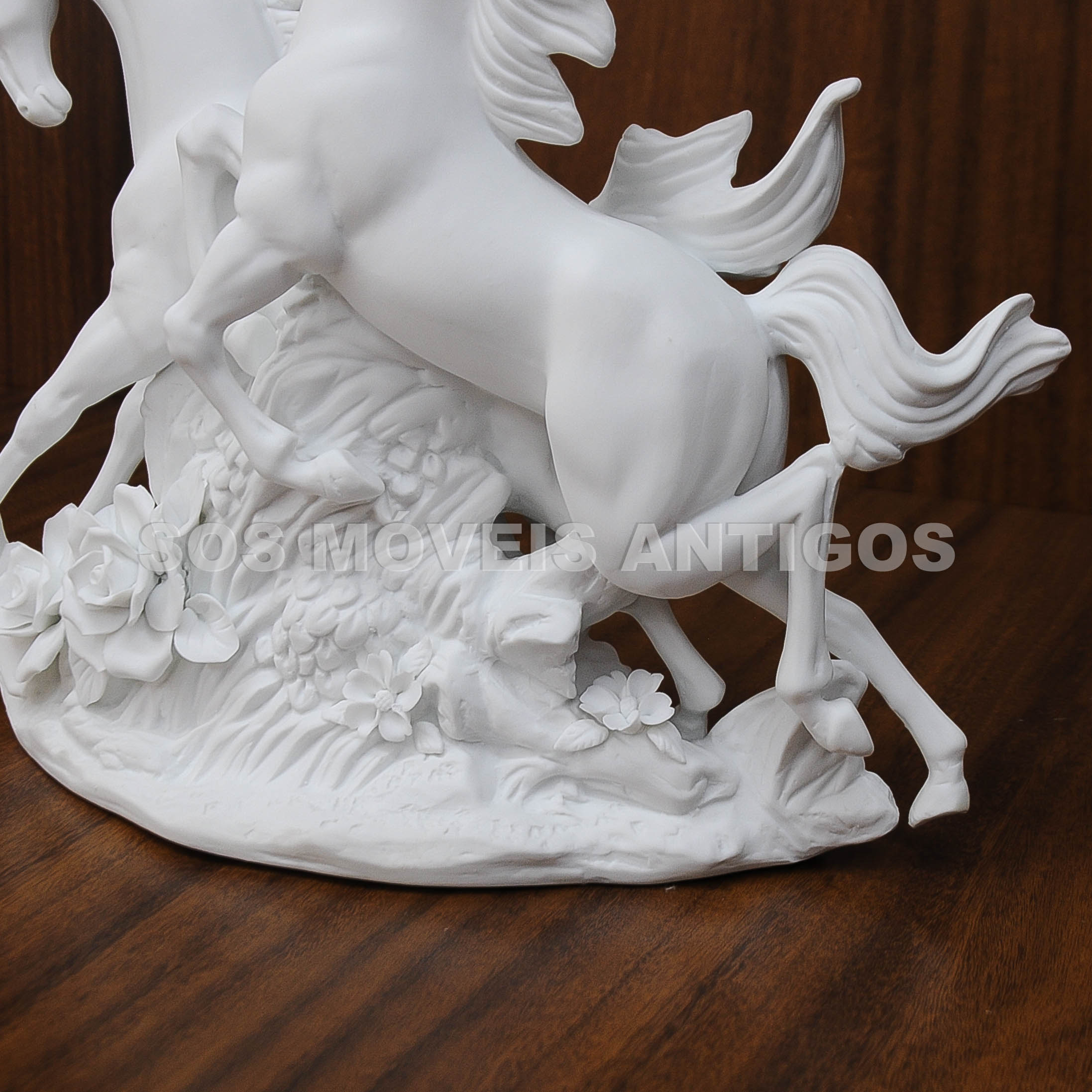 ESCULTURA EM BISCUIT EUROPEU – SOSMOVEISANTIGOS – ANTIQUARIO SP (1)