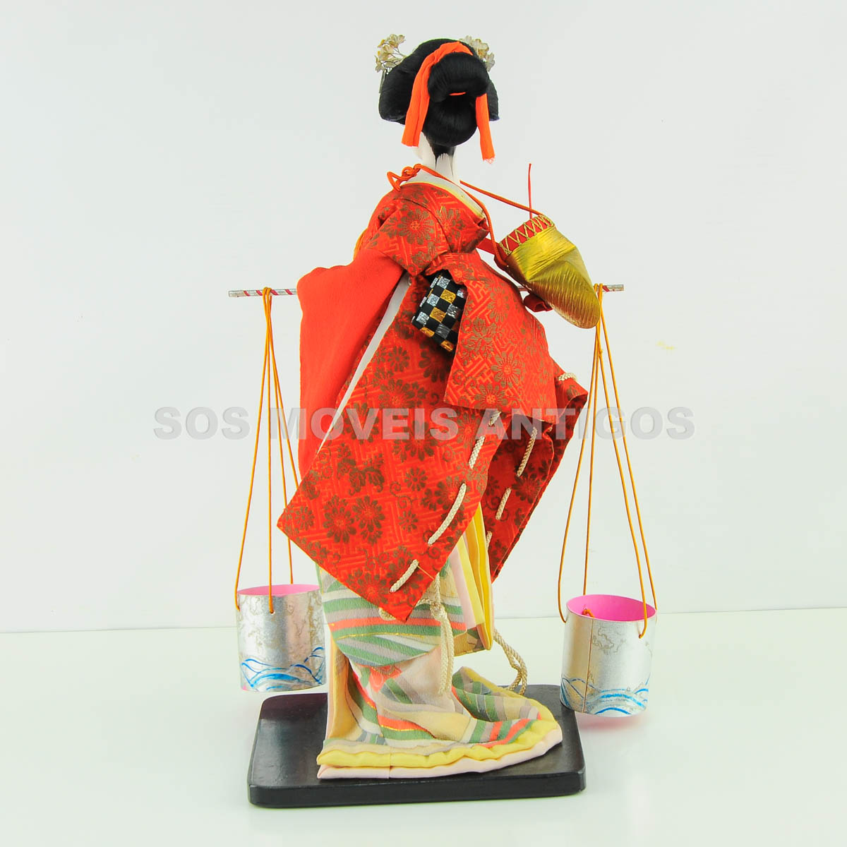 ESCULTURA GUEIXA EM VITRINE – SOSMOVEISANTIGOS – ANTIQUARIO SP (10)