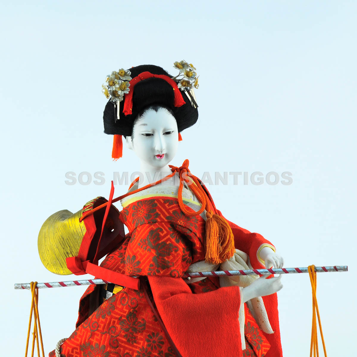 ESCULTURA GUEIXA EM VITRINE – SOSMOVEISANTIGOS – ANTIQUARIO SP (11)