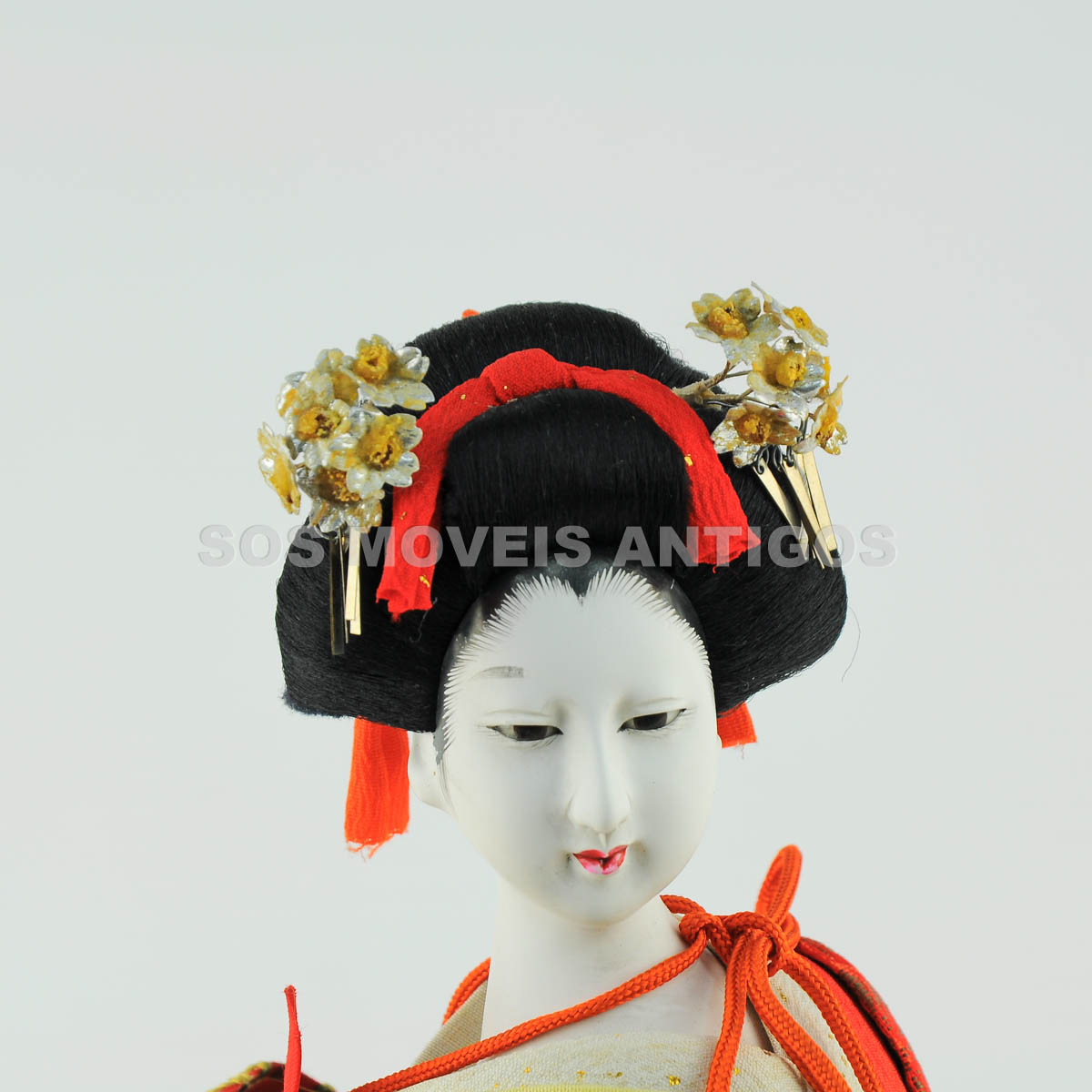 ESCULTURA GUEIXA EM VITRINE – SOSMOVEISANTIGOS – ANTIQUARIO SP (15)