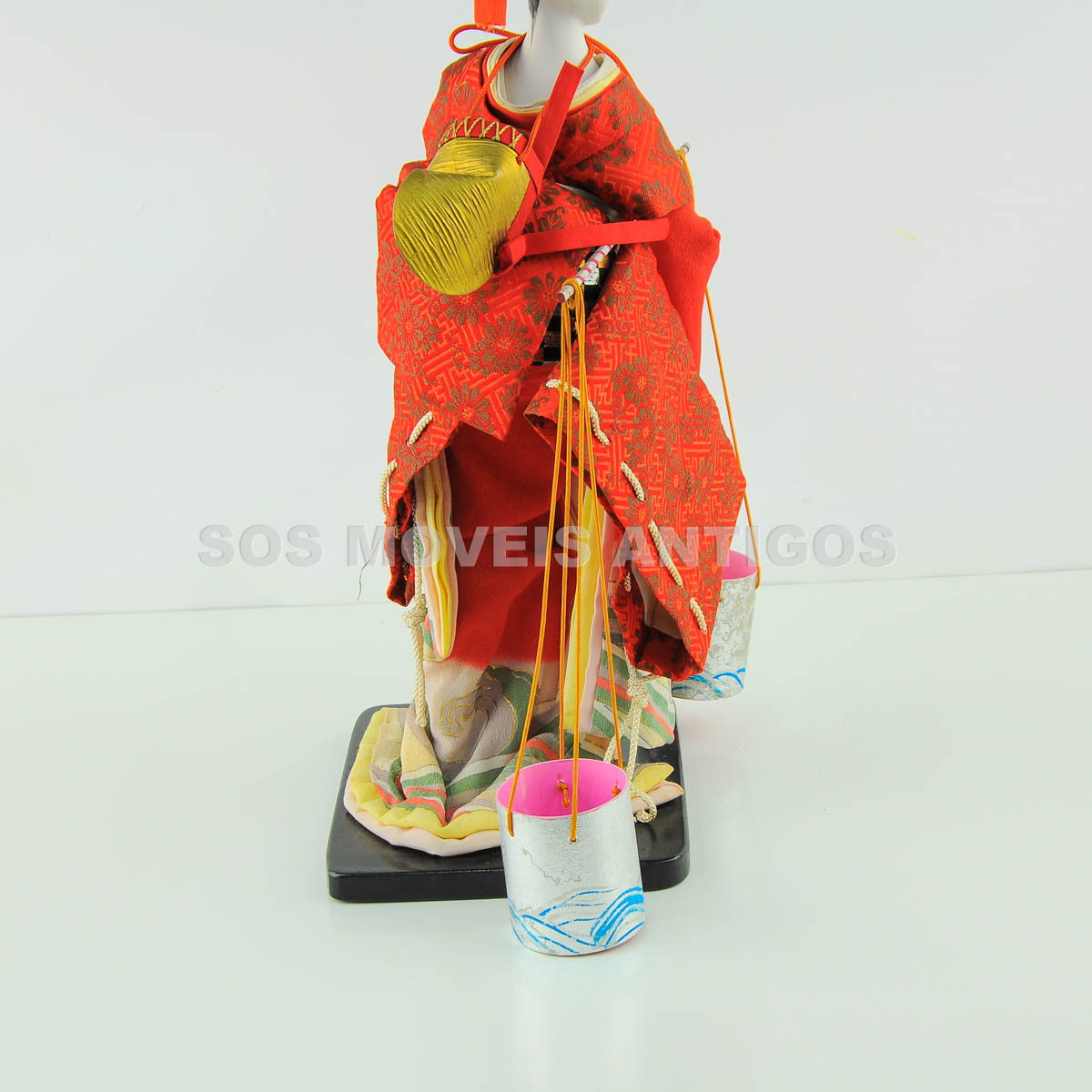 ESCULTURA GUEIXA EM VITRINE – SOSMOVEISANTIGOS – ANTIQUARIO SP (17)