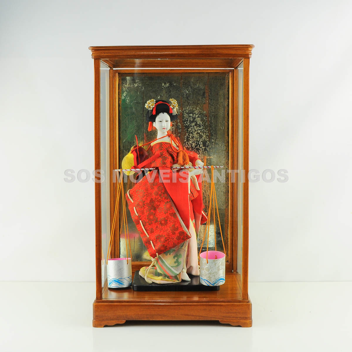 ESCULTURA GUEIXA EM VITRINE – SOSMOVEISANTIGOS – ANTIQUARIO SP (3)