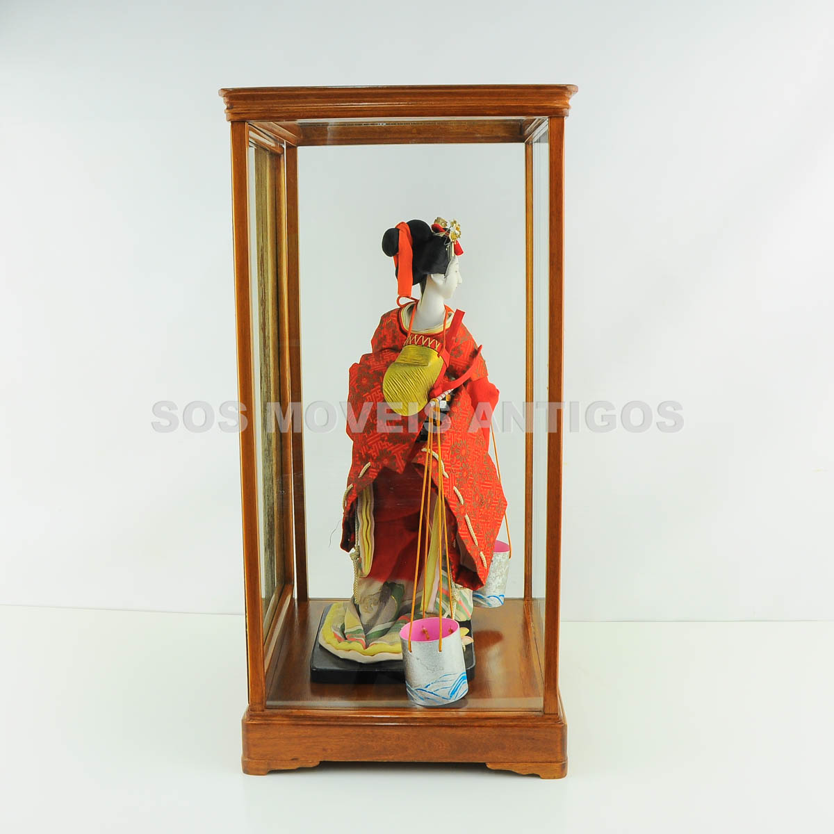 ESCULTURA GUEIXA EM VITRINE – SOSMOVEISANTIGOS – ANTIQUARIO SP (4)