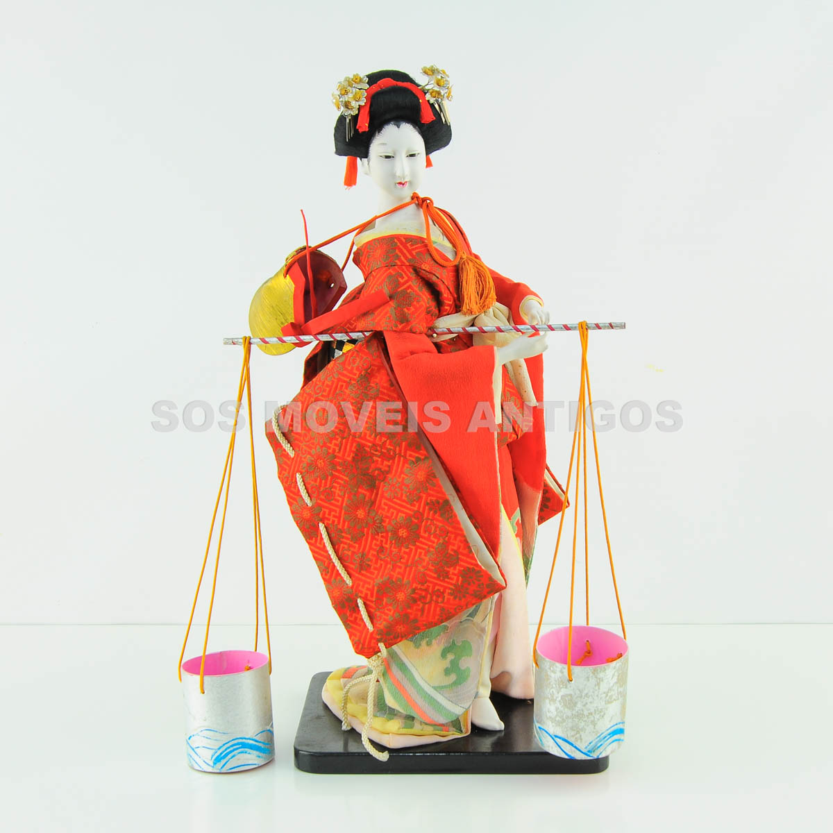 ESCULTURA GUEIXA EM VITRINE – SOSMOVEISANTIGOS – ANTIQUARIO SP (8)