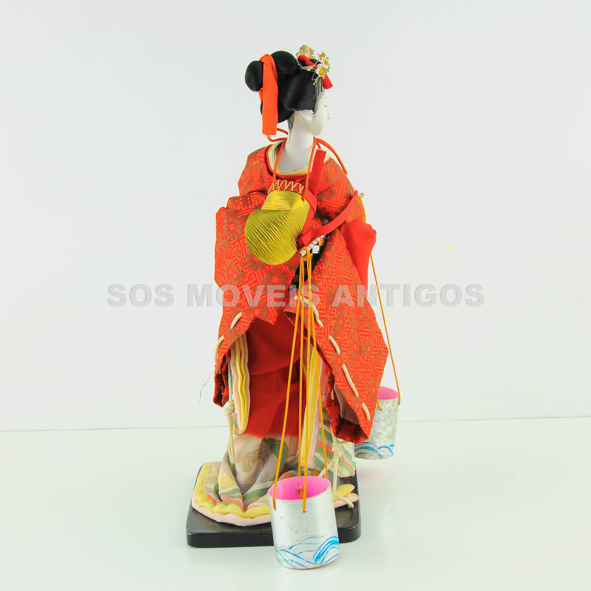 ESCULTURA GUEIXA EM VITRINE – SOSMOVEISANTIGOS – ANTIQUARIO SP (9)