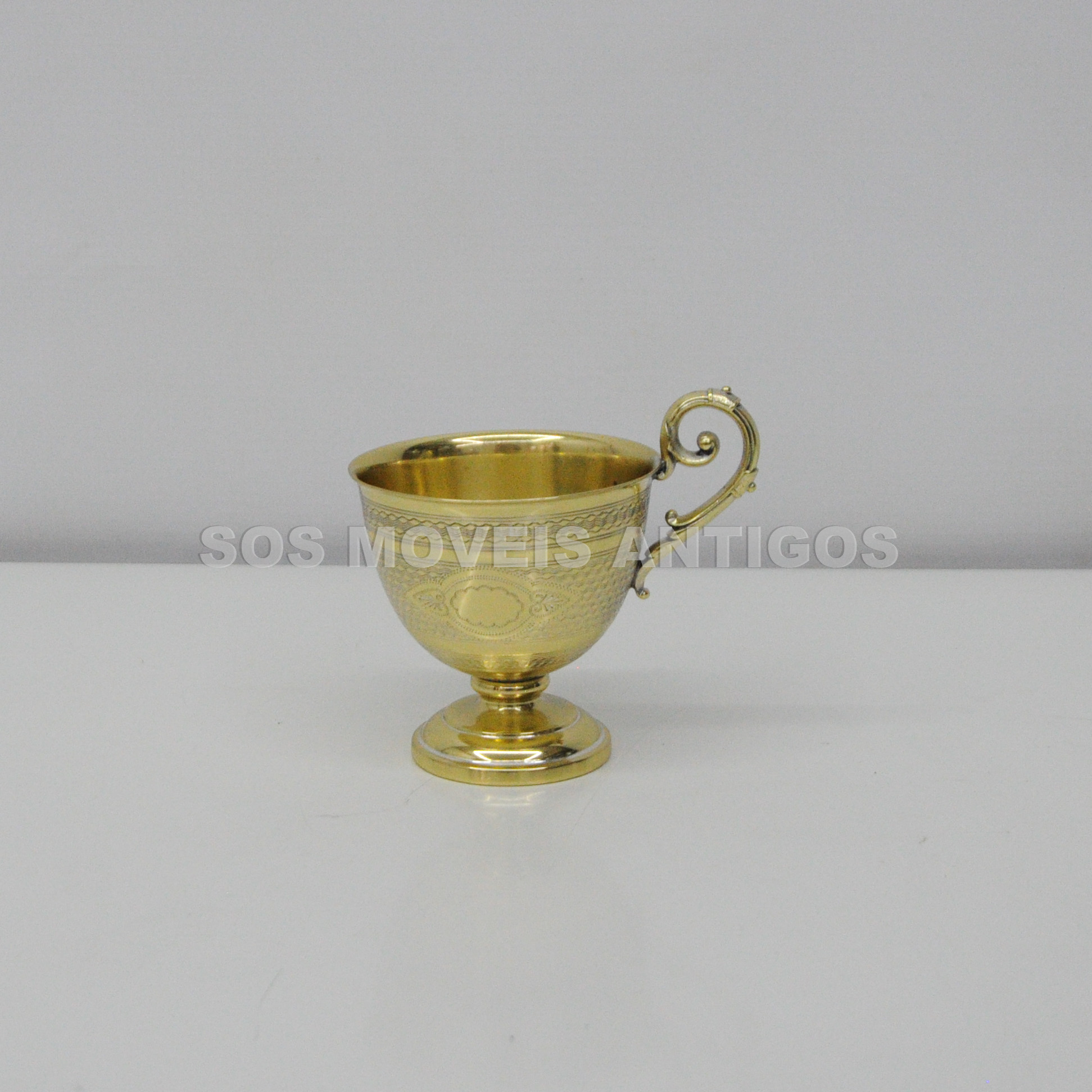 XÍCARA DE CHÁ EM METAL DOURADO
